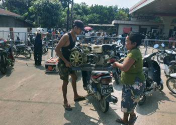 Desperate Farmers in Mon State Line Up Generators to Secure Rations Amid Fuel Crisis