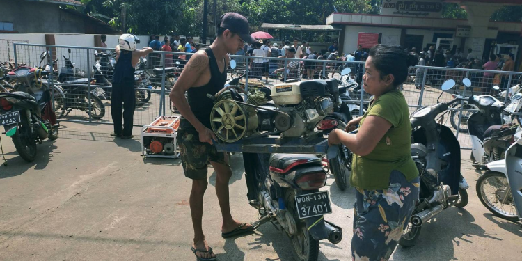 Desperate Farmers in Mon State Line Up Generators to Secure Rations Amid Fuel Crisis